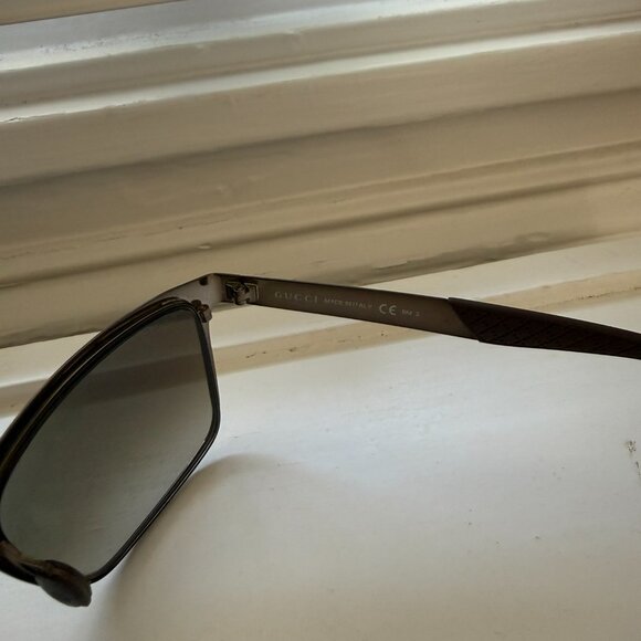 Men's Gucci Sunglasses with case - Picture 3 of 4